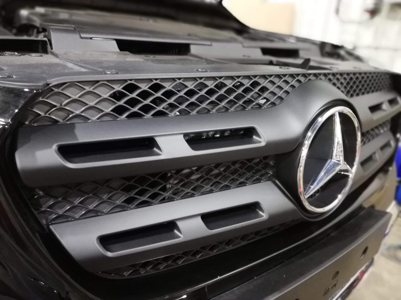 Mercedes front grille blacked out in gloss black